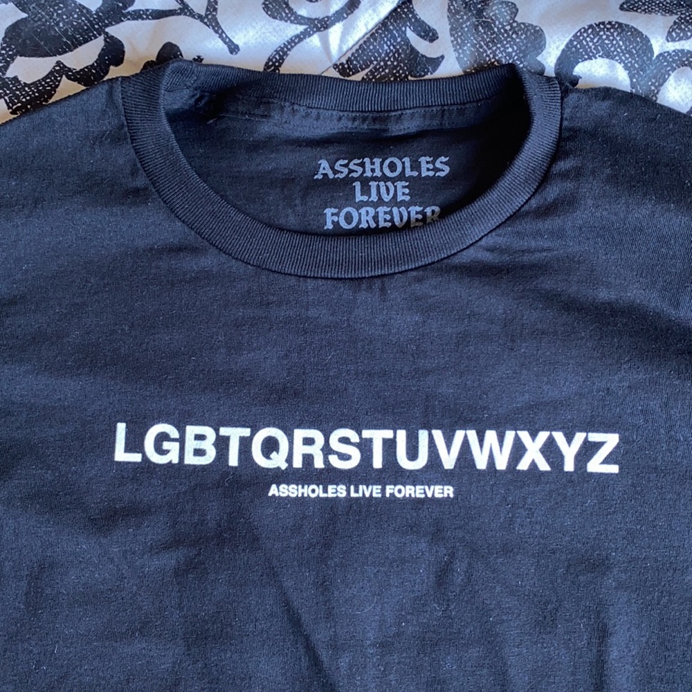 Assholes live forever LGBTQRSTUVWXYZ black T size medium unisex